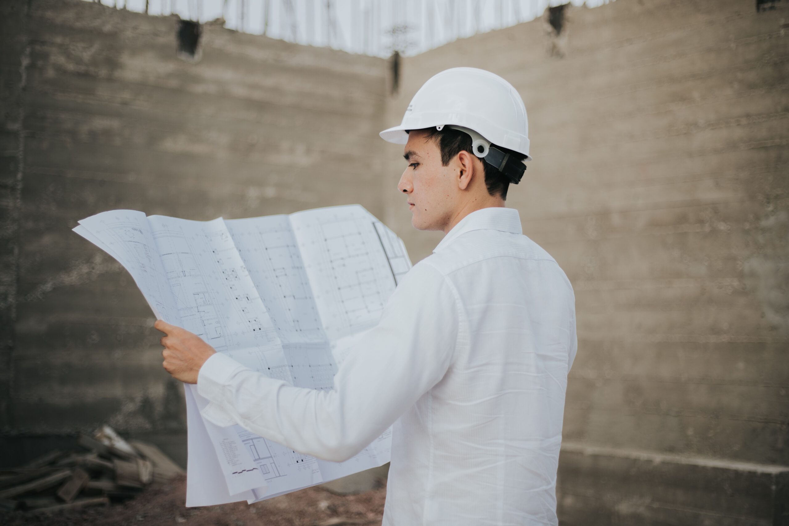 Ingeniero de SECICRA revisando planos de ingeniería contra incendio en sitio industrial