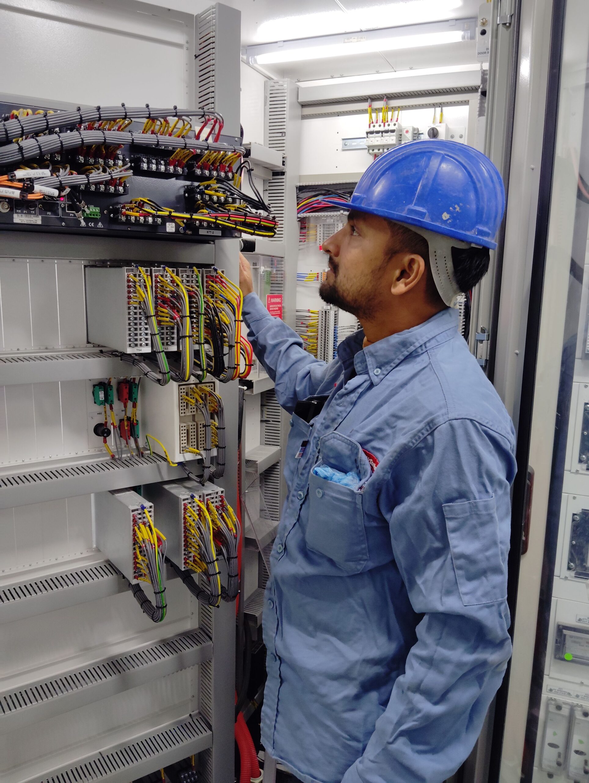 Técnico de SECICRA realizando instalación de sistema contra incendio