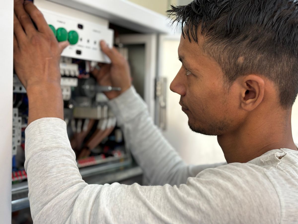 Verificación eléctrica de panel de control contra incendio